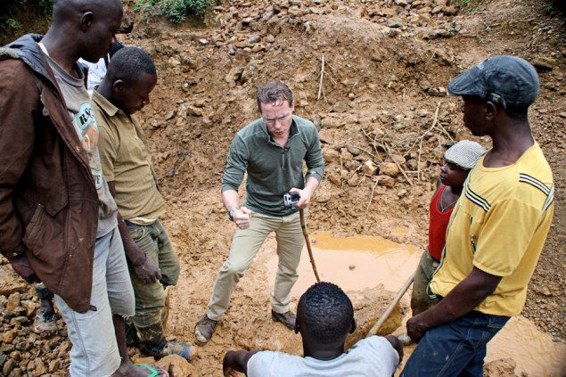 Jaime bezoekt de Kalimbi mijn in Oost Congo, waar hij spreekt met de lokale arbeiders over het CFTI