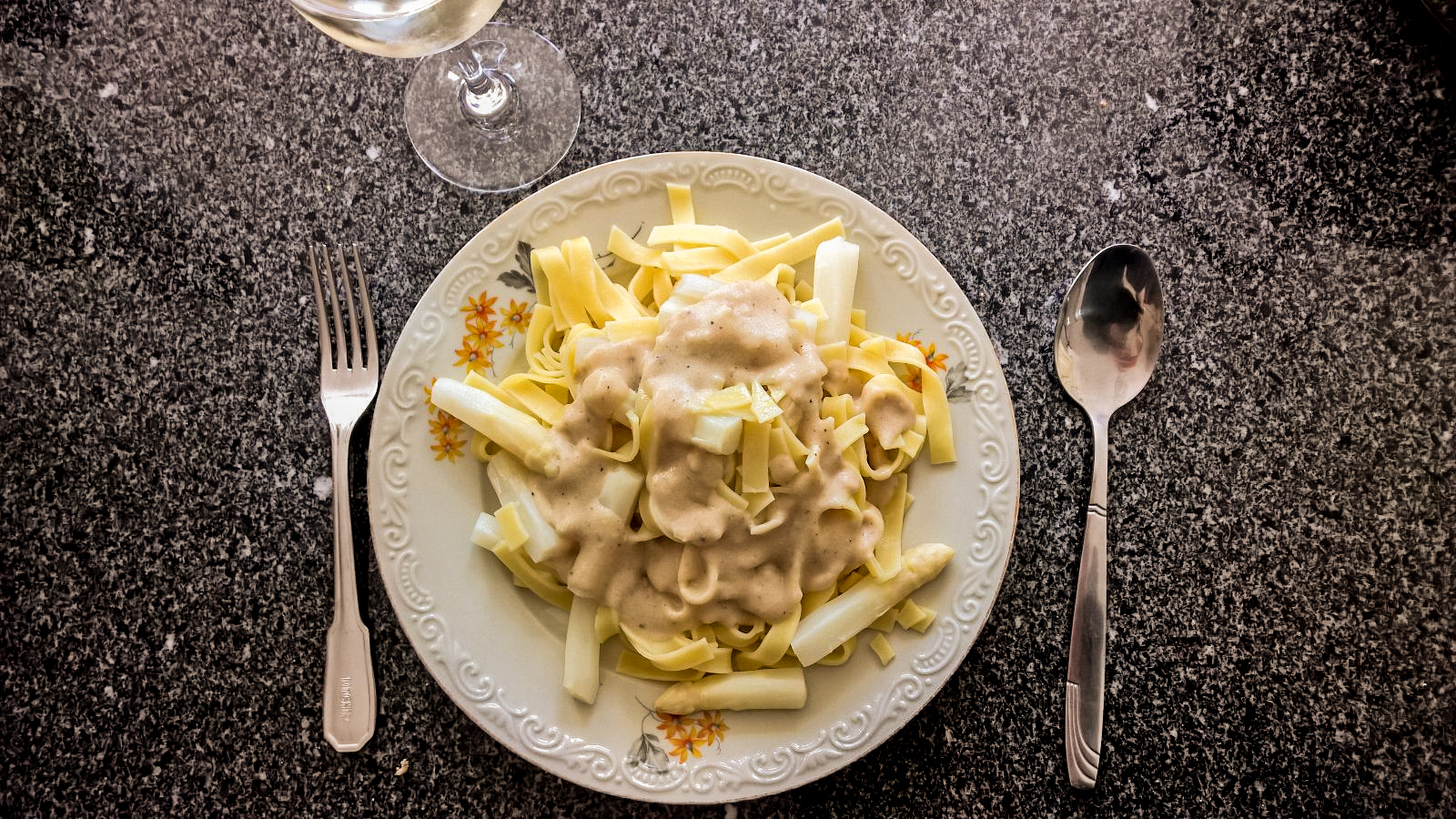 Asperges Met Tagliatelle En vegan kaassaus 