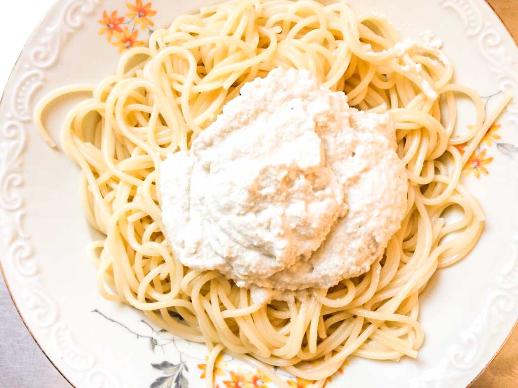 Spaghetti Met Vegan Cashew Roomsaus En Aubergine En Courgette